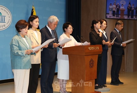 ▲김선민 조국혁신당 당대표 권한대행과 의원 일동은 6월 16일 오전 국회 소통관에서 기자회견을 열고 심우정 검찰총장을 향해 “알량한 임기 규정 내세워 자리를 지킬 요량이라면 일찌감치 꿈 깨고 특검받을 준비나 해라”고 일침을 가하고 있다. Ⓒ영등포시대