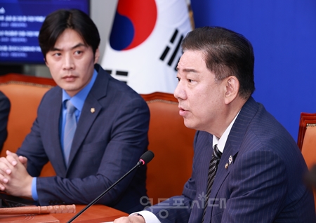 ▲김병기 민주당 당대표 직무대행 겸 원내대표가 6월 16일 국회에서 취임 첫 번째 최고위원회의를 열고 “국민께 약속드린 대로 완전한 내란 종식, 민생경제 회복과 국민통합을 위해 거침없이 전진하겠다”라고 밝히고 있다. Ⓒ영등포시대 