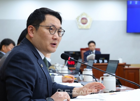 ▲그동안 느슨하게 운영되었던 감정평가법인의 선정 결과와 실적 관리 체계를 바로잡는 데 중점을 둔 ‘서울특별시 도시 및 주거환경정비 조례 일부개정 조례안’을 대표 발의한 허훈 시의원/이미지=허훈 의원 제공 