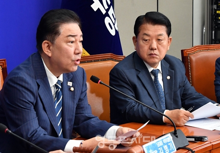 ▲김병기 민주당 원내대표(왼쪽)가 6월 18일 국회에서 열린 최고위원회의 모두 발언에서 “민주당은 민생 추경안을 신속하게 마련하고 정확하게 집행하겠다”라고 밝히고 있다. Ⓒ영등포시대