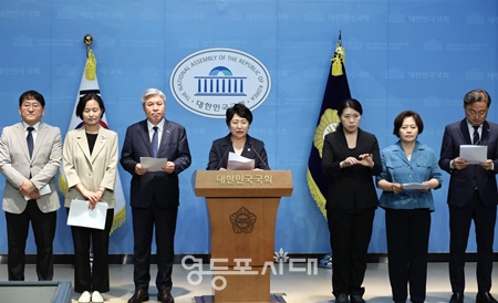 ▲김선민 조국혁신당 당대표 권한대행과 의원들이 18일 오전 서울 여의도 국회 소통관에서 ‘검찰독재 정치보복 진상규명과 피해회복을 위한 특별법’ 발의 기자회견을 하고 있다. ©조국혁신당 제공