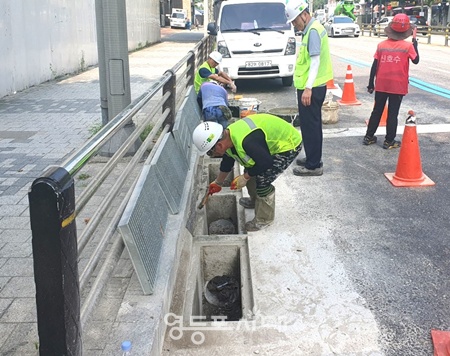 ▲영등포구 관계자들이 연속형 빗물받이를 설치하고 있다. ⓒ영등포구 제공