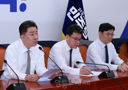 ▲김병기 민주당 당대표 직무대행 겸 원내대표(왼쪽)가 6월 19일 국회에서 열린 정책조정회의 모두 발언에서 이“재명 대통령의 G7 정상회의 참석을 통해 대한민국은 국격을 회복했고, 대한국민은 자존심을 되찾았다”라고 강조하고 있다. Ⓒ영등포시대