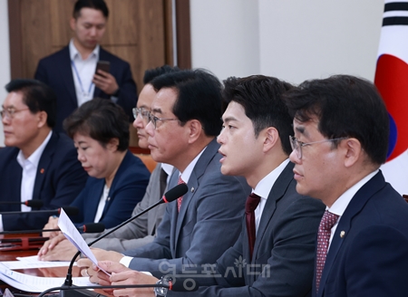 ▲김용태 비대위원장(오른쪽에서 두 번째)이 19일 국회에서 열린 비리백화점 이재명 정부 인사청문회 대책회의 모두 발언에서 “국무총리는 국민 앞에 가장 먼저 책임지는 자리다. 국민은 총리다운 총리를 기다리고 있다”라며 후보 사퇴를 촉구하고 있다. Ⓒ영등포시대