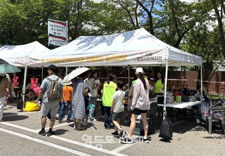 ▲어린이와 가족들이 ‘신길종합사회복지관과 함께하는 놀이마당’ 부스를 둘러보고 있다. ⓒ신길종합사회복지관 제공