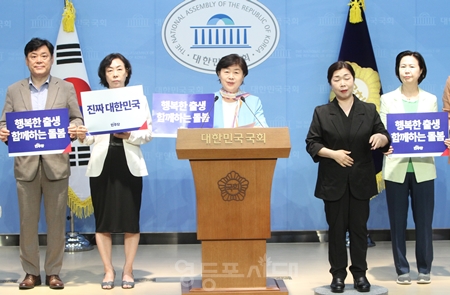 ▲서영교 국회의원이 6월 20일 오후 국회 소통관 기자실에서 기자회견을 열고  “이재명 정부, ‘인구미래위원회’가 인구문제 해결에 앞장서겠다”라고 밝히고 있다. Ⓒ영등포시대