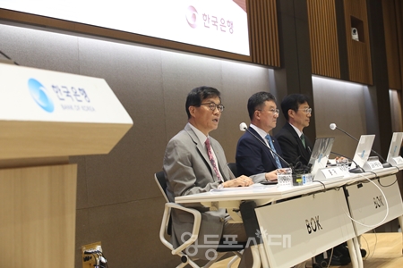 ▲한국은행 이창용 총재(왼쪽)가 6월 18일 기자간담회를 열고 ‘물가 안정 목표 운영 상황 점검’ 결과를 발표하고 있다. ⓒ영등포시대