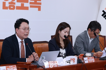 ▲천하람 개혁신당 원내대표(왼쪽)가 6월 23일 국회에서 열린 최고위원회의 모두 발언에서 “대통령이 국내에 있다고 김민석 후보자의 의혹이 사라지지 않는다”라면서 나토 정상회의 참석을 촉구하고 있다. Ⓒ영등포시대