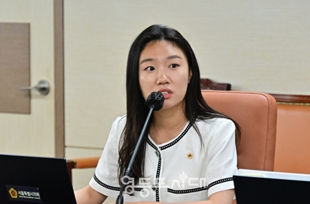 ▲이소라 시의원이 제331회 정례회 제1차 교육위원회 회의에서 유아 수석교사제와 교육 수련 활동 관련 불용 예산과 관련해 문제점을 지적하고 있다. Ⓒ영등포시대 