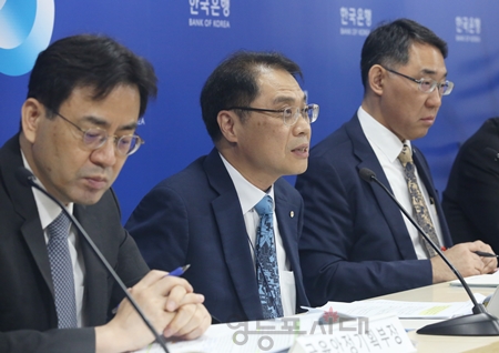 ▲이종렬 한국은행 부총재보(가운데)가 6월 25일 서울 중구 한국은행에서 한국은행법 제96조 제1항에 따라 작성된 ‘금융안정보고서’를 설명하고 있다. Ⓒ영등포시대 