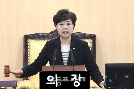 ▲정선희 영등포구의회 의장이 27일 구의회 본회의장에서 열린 제261회 1차 정례회 3차 본회의에서 폐회를 선언하고 있다. ©영등포시대