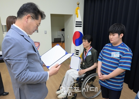 ▲꿈더하기학교 고등부 3학년 조형진 학생(오른쪽)이 고용노동부가 주최한 2025 서울시 장애인 기능경기대회에서 바리스타 부문에서 은상을 받고 있다/이미지=꿈더하기학교 제공