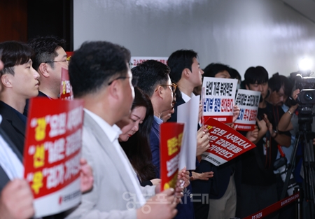 ▲국민의힘 보좌진협회 회원들이 7월 14일 국회에서 열린 강선우 여성가족부 장관 청문회장 앞에서 후보 사퇴를 촉구하며 피켓시위를 벌이고 있다. Ⓒ영등포시대
