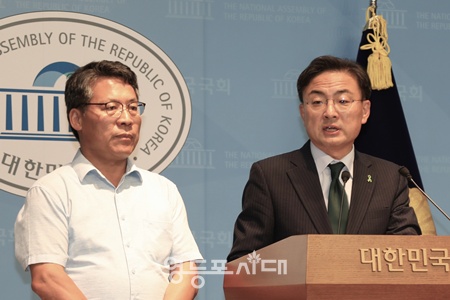 ▲신장식 조국혁신당 의원(오른쪽)이 15일 오후 국회 소통관에서 박웅두 조국혁신당 농어민위원장과 함께 ‘농수산물 유통 및 가격안정에 관한 법률’ 개정안 발의 기자회견을 하고 있다. ©영등포시대