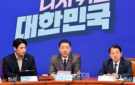▲김병기 원내대표(가운데)가 7월 16일 국회에서 열린 최고위원회의 모두 발언에서 “경제 위기와 자연 재난에 취약한 사회적 약자 보호에 한 치의 소홀함도 없게 하겠다”라고 밝히고 있다. Ⓒ영등포시대