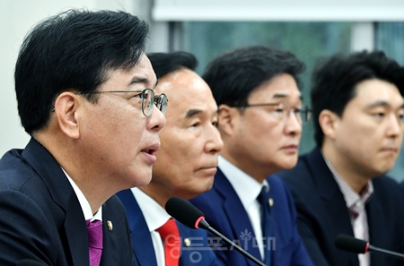 ▲송언석 비대위원장(왼쪽)이 7월 17일 국회에서 열린 비대위원회 모두 발언에서 이재명 대통령에게 면담을 제안하고 “즉각 대답을 달라”라고 밝히고 있다. Ⓒ영등포시대