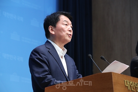 ▲안철수 국민의힘 의원은 7월 21일 국회 소통관에서 기자회견을 열고 “합의되지 않은 날치기 혁신위원회를 거부한다”라며 전당대회 당대표 출마를 선언했다. Ⓒ영등포시대