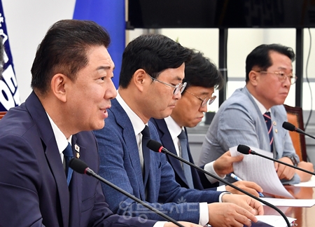 ▲김병기 원내대표(왼쪽)가 22일 원내대책회의 모두 발언에서 “이재민의 의견을 청취하고 경청해 실효성 높은 대책을 빠르게 마련하겠다”라고 밝히고 있다. Ⓒ영등포시대