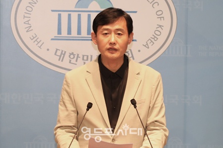 ▲윤재관 조국혁신당 대변인이 23일 서울 여의도 국회 소통관에서 논평을 하고 있다. ©영등포시대