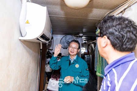 ▲최호권 영등포구청장이 지난해 폭염대비 쪽방지역의 현장점검을 실시하고 있다. ©영등포구 제공
