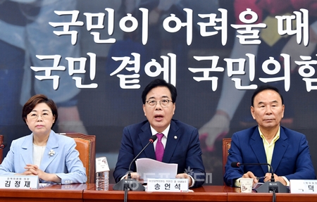 ▲송언석 비대위원장(가운데)이 7월 24일 국회에서 열린 비대위원회 모두 발언에서 강선우 장관 후보자 자진 사퇴와 관련해 “이재명 정권에서 작동하는 것은 오직 명심뿐임을 여실히 보여주고 있다”라고 주장하고 있다. Ⓒ영등포시대 