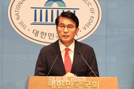 ▲윤상현 국민의힘 의원이 24일 서울 여의도 국회 소통관에서 기자회견을 하고 있다. ⓒ영등포시대