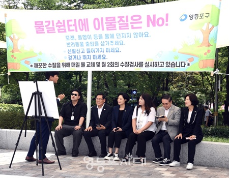 ▲영등포구의회 탄소중립과 지속가능한 문화도시 연구회 소속 의원들이 23일 문래공원 물길쉼터를 방문, 영등포구 정원도시과장으로 사업현황에 대한 설명을 듣고 있다. 오른쪽부터 이순우 대표의원, 이규선·차인영·최인순·신흥식·박현우 의원. ⓒ영등포구의회 제공