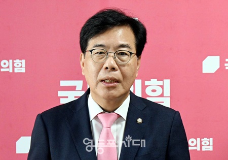 ▲송언석 국민의힘 비상대책위원장 겸 원내대표가 25일 서울 여의도 국회에서 김건희 특검의 김선교 의원실 압수수색 관련해 입장 발표를 하고 있다. ⓒ영등포시대