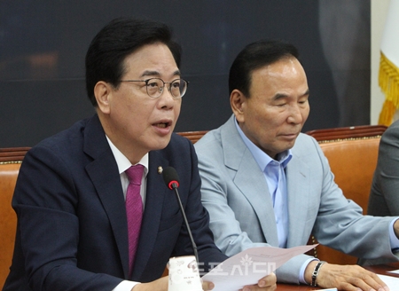 송언석 국민의힘 비대위원장(왼쪽)이 7월 28일 국회에서 열린 비대위원회 모두 발언에서 민주당이 추진하고 있는 상법 재개정, 노란봉투법, 법인세 인상 추진 등을 강하게 비판하고 있다. ⓒ영등포시대 