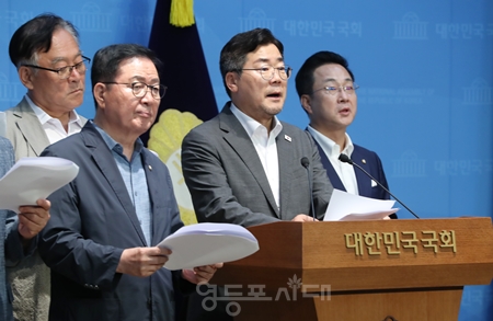 ▲박찬대 민주당 당대표 후보(오른쪽에서 두 번째)가 7월 29일 국회 소통관에서 기자회견을 열고 “대한민국의 헌정질서를 짓밟고, 민주주의를 유린한 국민의힘 권영세·이양수·권성동 세 의원을 고발하겠다”라고 밝히고 있다. Ⓒ영등포시대