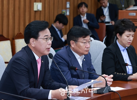 ▲송언석 국민의힘 비상대책위원장 겸 원내대표(왼쪽)가 7월 29일 국회에서 열린 원내대책회 모두 발언에서 민주당이 국회 상임위에서 상법개정안과 노란봉투법을 단독으로 처리한 것에 대해 강하게 비판하고 있다. Ⓒ영등포시대