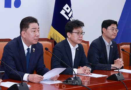 ▲김병기 민주당 당대표 직무대행 겸 원내대표(왼쪽)가 7월 29일 국회에서 열린 원내대책회 모두 발언에서 “이번 미국과의 협상에서 최대 리스크는 국익보다 정쟁을 앞세우는 국민의힘이다”라고 강하게 비판하고 있다. Ⓒ영등포시대