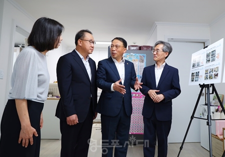 ▲사업 추진에 관한 진행 과정에 대해 논의하는 모습. 왼쪽부터 최호정 의장, HDC현대산업개발 실장, 김재진 의원, 한국해비타트 사무총장/이미지=김재진 의원실 제공