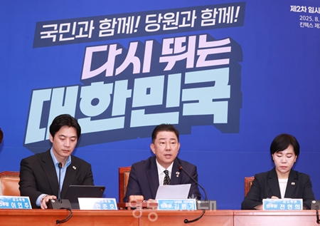▲김병기 민주당 당대표 직무대행(가운데)이 7월 30일 국회에서 최고위원회을 열고 윤석열 정부의 경제정책 비판과 함께 “민주당은 조속히 조세 정상화를 이루겠다”라고 밝히고 있다. Ⓒ영등포시대