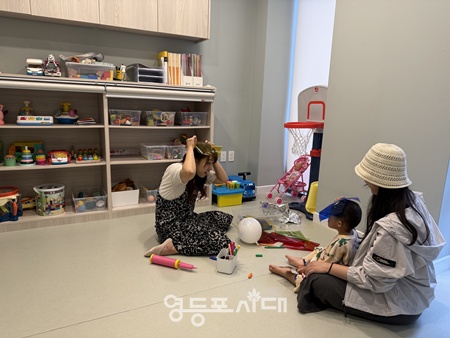 ▲서울아이발달지원센터에서 실시하는 1:1 부모코칭(놀이방법). ⓒ서울시 제공