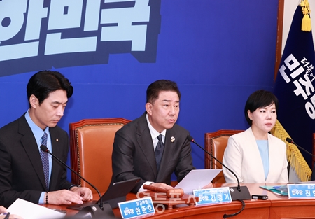 ▲김병기 민주당 당대표 직무대행(가운데)이 8월 1일 국회에서 열린 최고위원회의 모두 발언에서 “지금의 흐름을 ‘코스피 5,000시대’의 동력으로 삼아, 민생경제 회복과 성장으로 반드시 연결하겠다”라고 강조하고 있다. Ⓒ영등포시대 