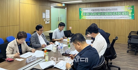 ▲서울시의회 저출생·고령사회 문제극복을 위한 특별위원회가 지난 8월 1일 시의회에서 초고령사회 진입에 따른 고령 인구 건강 문제 중 하나인 배뇨장애 현황과 효과적인 관리방안 마련을 위한 서울연구원이 수행한 연구 결과 공유 간담회를 개최하고 있다. ©서울시의회 제공