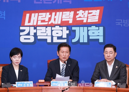 ▲정청래 민주당 신임 당대표(가운데)가 8월 4일 국회에서 첫 최고위원회의를 열고 3대 개혁 완수를 강조하고 있다. Ⓒ영등포시대