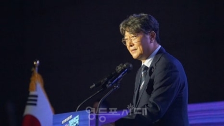 ▲국회 본회의장에서 보좌관 명의 계좌를 열어 실시간으로 주식 확인해 비판을 받자, 8월 5일 민주당을 전격 탈당한 이춘석 의원/이미지=이춘석 의원 블로그 갈무리