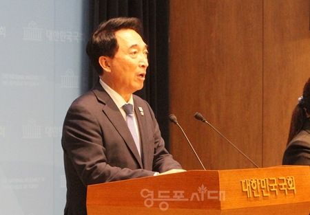 ▲박수현 민주당 수석대변인이 8월 11일 오후 국회 소통관에서 갖은 브리핑에서 이재명 대통령이 시행한 8.15대 사면에 대해 “광복절 사면을 계기로 아픔을 치유하고, 미래를 향해 나아가겠다”라고 밝히고 있다. ⓒ영등포시대 