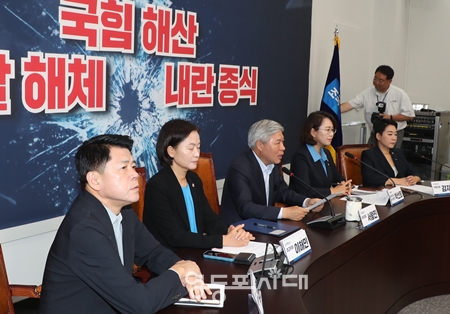 ▲서왕진 원내대표(가운데)가 8월 12일 국회에서 열린 의원총회 모두 발언에서 “지방선거 전략 수립에 본격적으로 착수하겠다”라고 밝히고 있다. Ⓒ영등포시대