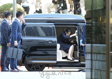 ▲8월 12일 오전 영장실질심사를 받기 위해 서울중앙지법에 출두한 김건희 여사가 차에서 내리고 있다./이미지=공동취재단
