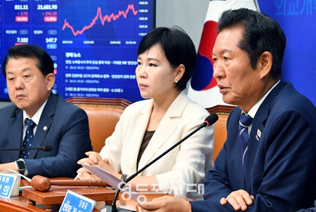 ▲정청래 대표(오른쪽)가 8월 13일 국회에서 열린 최고위원회의 모두 발언에서 윤석열, 김건희 전직 대통령 부부 구속과 관련해 “헌정사상 최초이며 우리 역사의 가장 큰 오점으로 기록될 것이다”라고 말하고 있다. Ⓒ영등포시대