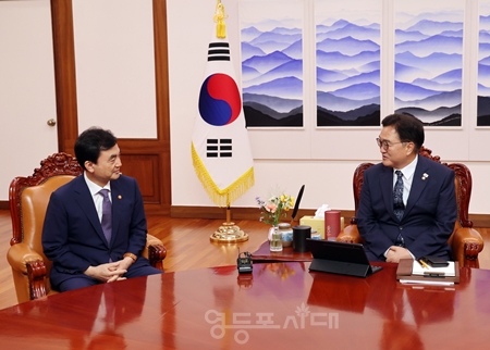 ▲우원식 국회의장(오른쪽)이 14일 오전, 국회의장 집무실에서 안규백 국방부 장관을 접견하고 있다./이미지=국회 제공