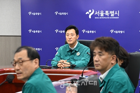 ▲2024년 8월 22일 오세훈 서울시장이 대피 훈련에 참여한 후 민방위 훈련 관련 주요 상황을 보고받고 있다/이미지=서울시 db