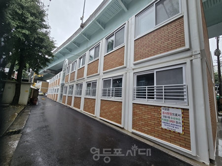 ▲영등포역 고가 하부에 조성된 임시 이주시설 3개 동 총 96호 (오른쪽) Ⓒ영등포시대