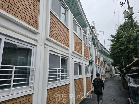 ▲영등포역 고가 하부에 조성된 임시 이주시설 3개 동 총 96호 (왼쪽) Ⓒ영등포시대