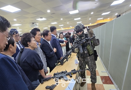 ▲8월 20일 영등포구청 지하 3층 을지연습 상황실에서 개최된 ‘2025년 3분기 통합방위 협의회 정례회’에 참석한 회원들이 군 장비 전시를 관람하고 있다. ⓒ영등포시대