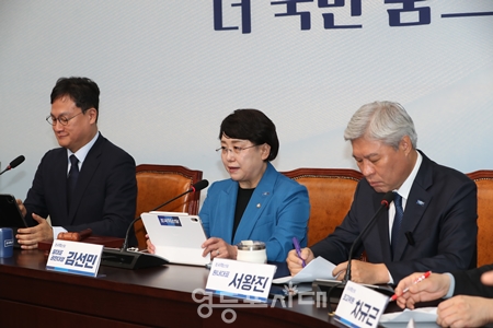 ▲김선민 조국혁신당 당대표 권한대행(가운데)은 8월 21일 국회에서 열린 최고위원회의 모두 발언에서 “조국 전 대표의 복당을 최고위원회의에서 의결했다”라고 밝히고 있다. Ⓒ영등포시대