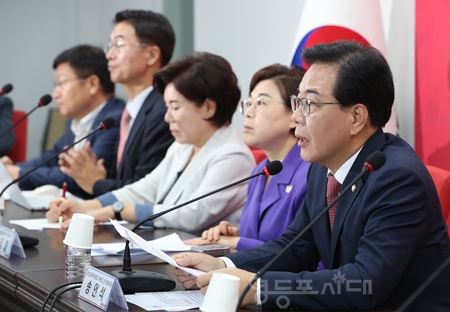 ▲송언석 원내대표(오른쪽)가 8월 21일 여의도 당사에서 열린 비상대책위원회의 인사말에서 “다시 한번 승리하는 야당 되고, 국민 신뢰를 되찾기 위해 힘 모았으면 좋겠다”라고 밝히고 있다. Ⓒ영등포시대